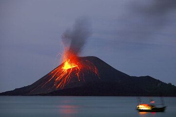 Fishing boat in front of erupting Krakatau (Photo: Tom Pfeiffer)