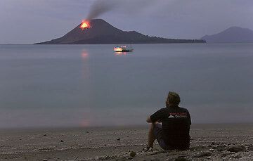 VolcanoDiscovery on location... (Photo: Tom Pfeiffer)
