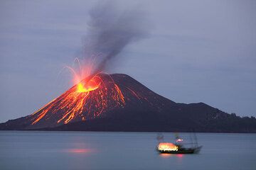 A fishing boat and the erupting crater of Anak Krakatau (Photo: Tom Pfeiffer)