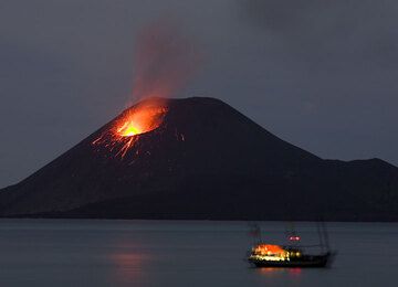krakatau_e32701.jpg (Photo: Tom Pfeiffer)