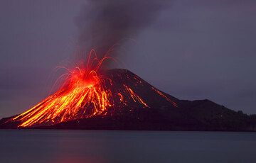 Strong strombolian-type activity at dawn of 23 November.  (Photo: Tom Pfeiffer)