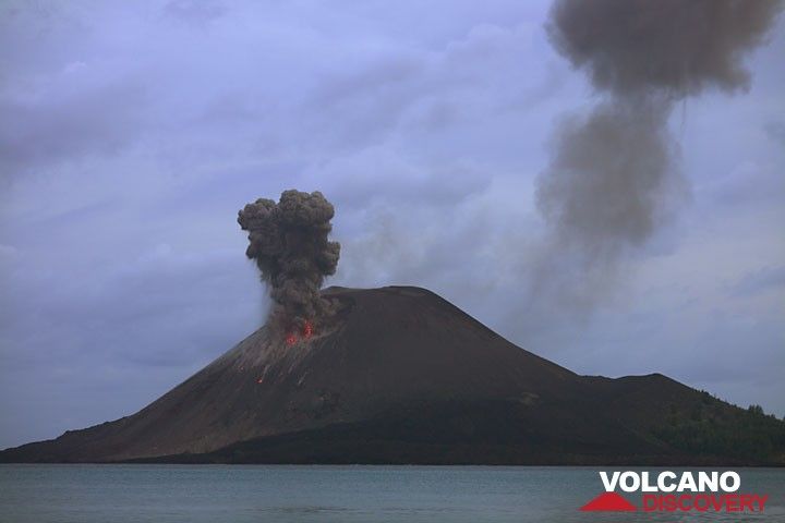 Early morning of 23 Nov: at dawn, some of the glowing is still visible at the base of the eruption column. (Photo: Tom Pfeiffer)