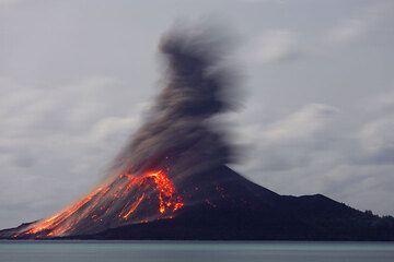 Ash-rich eruptions continue throughout the night of 23-24 Nov. (Photo: Tom Pfeiffer)