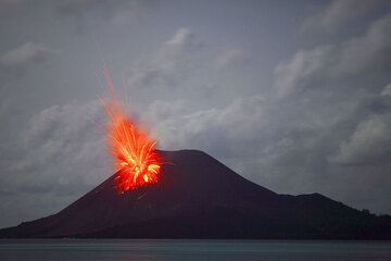 Early on 24 Nov: a bright initial blast from an eruption sends bombs high up into the air.  (Photo: Tom Pfeiffer)
