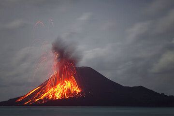 Some blocks have reached 600 m altitude and are now falling back onto the flank of the crater. (Photo: Tom Pfeiffer)