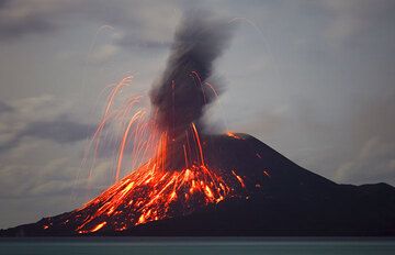 While the eruption plume develops, large bombs fall back onto the cone. (Photo: Tom Pfeiffer)
