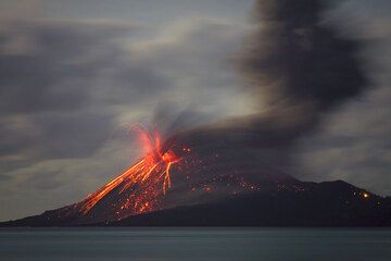 A smaller eruption occurs while the thick ash cloud of a stornger previous explosion is still rising. (Photo: Tom Pfeiffer)