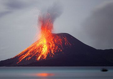 Bright strombolian-type eruption around 1am on 25 Nov.  (Photo: Tom Pfeiffer)