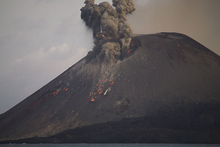 krakatau_e33120.jpg (Photo: Tom Pfeiffer)