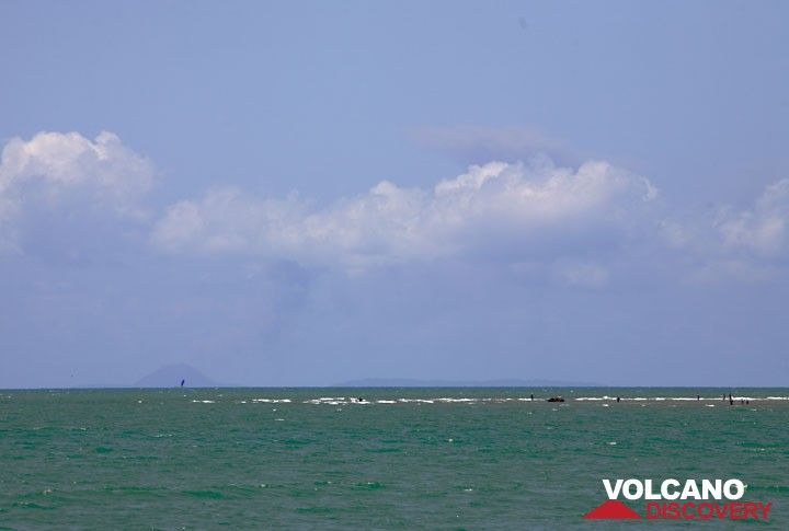 Krakatau seen from 40 km to the West after our return to the West coast; its activity of strong vulcanian explosions seems to continue... (Photo: Tom Pfeiffer)