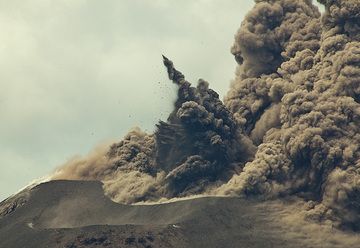 Volcan Krakatau eruption 2010 - éruptions de cendres (Photo: Tom Pfeiffer)