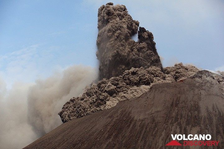 Collapsing eruption column, generating a pyroclastic flow, during a vulcanian explosion at Anak Krakatau volcano (Indonesia) (Photo: Tom Pfeiffer)