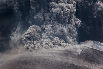 Collapsing ash column during an eruption of Anak Krakatau in Nov 2010 (Photo: Tom Pfeiffer)