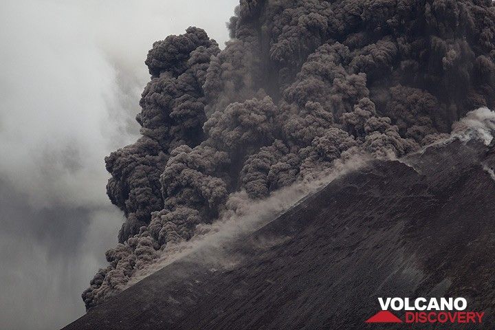 Small pyroclastic flow at Krakatau volcano (Photo: Tom Pfeiffer)
