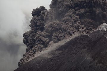 Small pyroclastic flow at Krakatau volcano (Photo: Tom Pfeiffer)