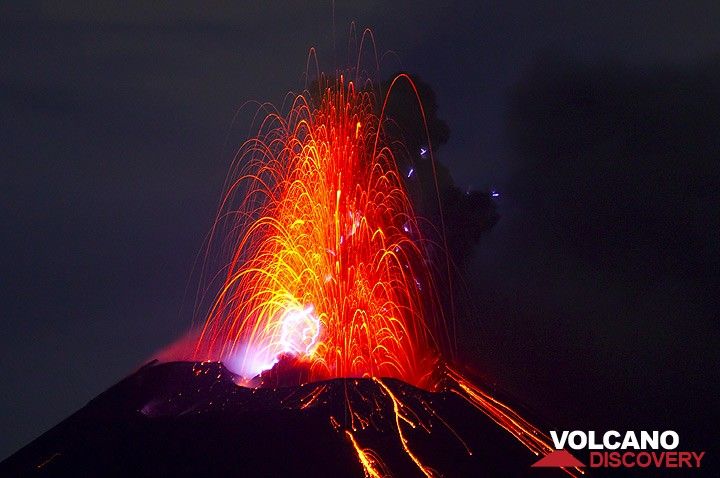 Eruption with lightning, Anak Krakatau volcano Nov 2010 (Photo: Tom Pfeiffer)