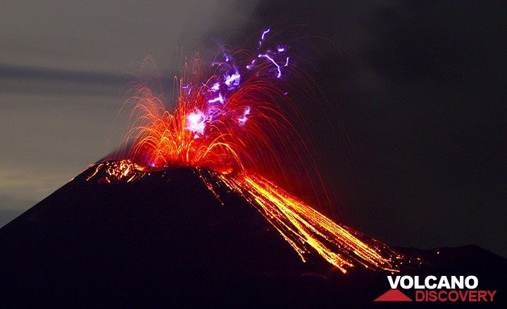 Eruption at Anak Krakatau with volcanic lightning (Photo: Tom Pfeiffer)