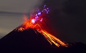 Eruption at Anak Krakatau with volcanic lightning (Photo: Tom Pfeiffer)