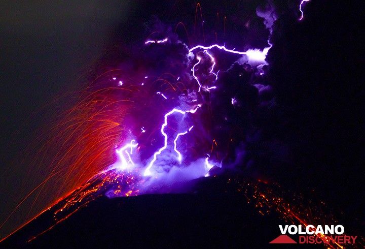 Молния в колонке извержение пепла взрыва Анак Кракатау (ноя 2010) (Photo: Tom Pfeiffer)