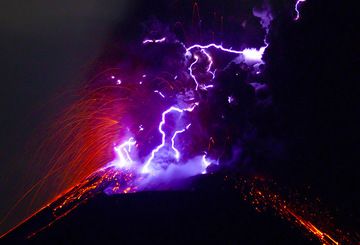 Lightning in the eruption ash column of an explosion of Anak Krakatau (Nov 2010) (Photo: Tom Pfeiffer)
