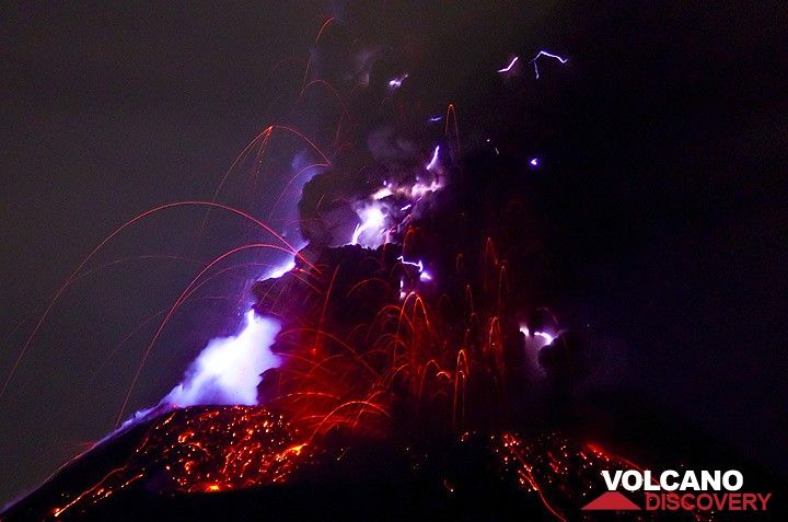 Eruption lightning at Krakatau volcano (Photo: Tom Pfeiffer)