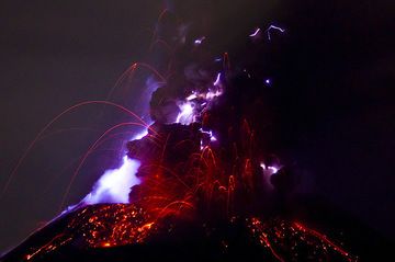 Eruption lightning at Krakatau volcano (Photo: Tom Pfeiffer)