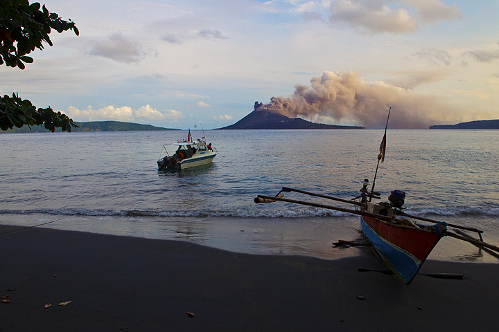 Fishing boats and erupting Krakatau volcano (Photo: Tom Pfeiffer)