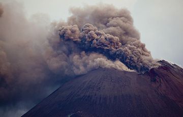 Ash venting from Anak Krakatau (Photo: Tom Pfeiffer)