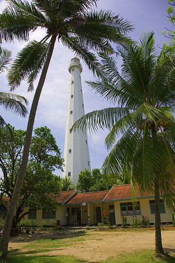 The new Dutch lighthouse at Anyer, built after the 1883 tsunami. (Photo: Tom Pfeiffer)