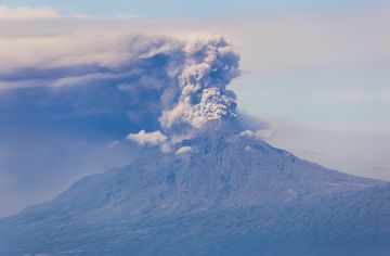 Ash column from Merapi rising approx. 2 kilometers from the volcano's summit seen from the airplane in Oct 2010. (Photo: Tom Pfeiffer)