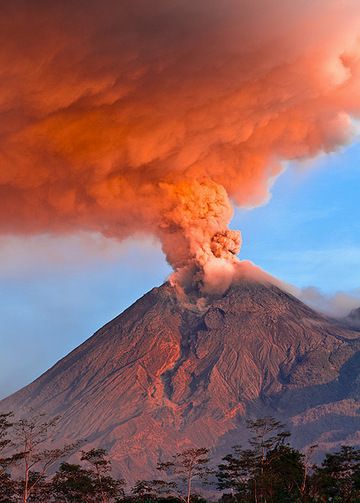 Ash column from Merapi (Photo: Tom Pfeiffer)