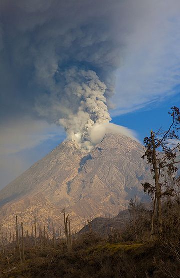 Eruption of Merapi  (Photo: Tom Pfeiffer)