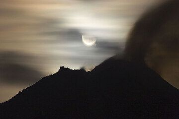 Volcan Merapi vu depuis Babandan le 19 mai. Les avalanches de roches rougeoyantes provenant du dôme de lave sont cachées derrière la pente. (Photo: Tom Pfeiffer)