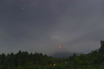 Merapi nachts von Kaliurang aus gesehen. Aschewolken in der Atmosphäre machen die Sicht unklar. (Photo: Tom Pfeiffer)