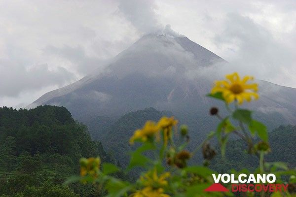 Merapi seen from the SE side on May 21. (Photo: Tom Pfeiffer)