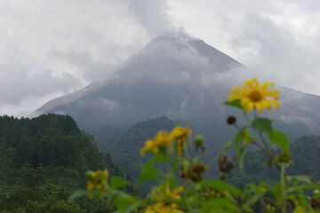 Merapi visto desde el lado SE el 21 de mayo. (Photo: Tom Pfeiffer)