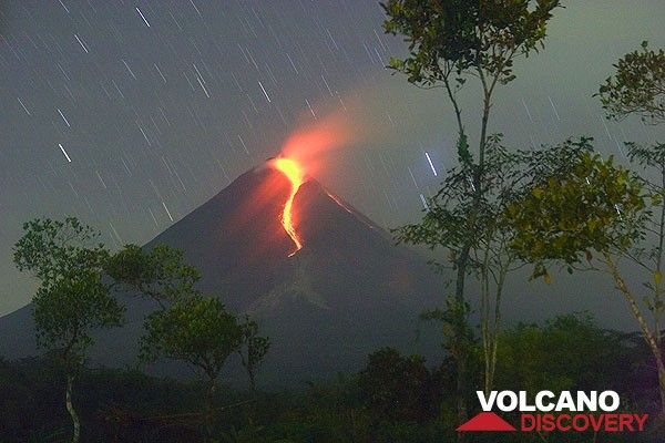 The eruption of Merapi seen from Tunggularum (24 May 2006).
 (Photo: Tom Pfeiffer)