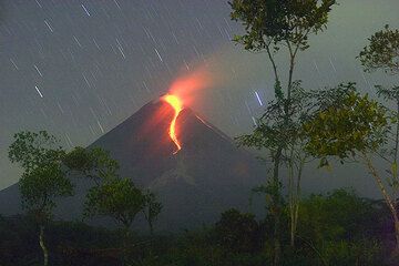 L'éruption du Merapi vu du village Tunggularum (24 mai 2006). (Photo: Tom Pfeiffer)