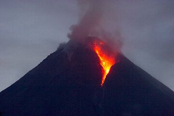 Resplandecientes desprendimientos de rocas del domo de lava activo al amanecer. (Photo: Tom Pfeiffer)