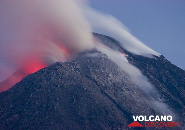 The active lava dome of Merapi volcano. (Photo: Tom Pfeiffer)