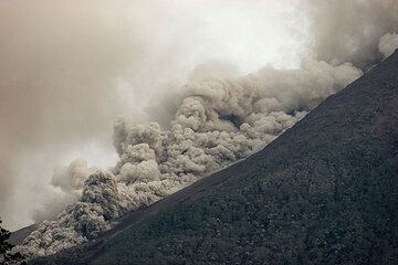 merapi_d6406.jpg (Photo: Tom Pfeiffer)
