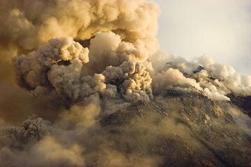 El domo de lava activo durante el día, arrojando desprendimientos de rocas y flujos piroclásticos. (Photo: Tom Pfeiffer)