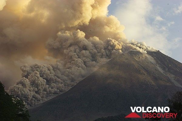 Shortly after the earthquake on 27 May 2006 (the same one that hit Yogyakarta), a number of larger pyroclastic flows are triggered from the lava dome.  (Photo: Tom Pfeiffer)