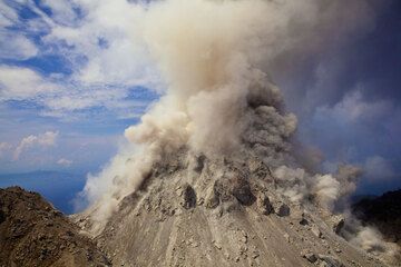 Desprendimientos del domo de lava activo de Paluweh durante el día, generando nubes de ceniza. (Photo: Tom Pfeiffer)