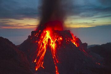 Glühende Lawinen und Ascheaustritt in der Abenddämmerung des 1. Dezember. Links im Bild ein Teil des älteren Rokatenda-Lavadoms von 1982 (Photo: Tom Pfeiffer)