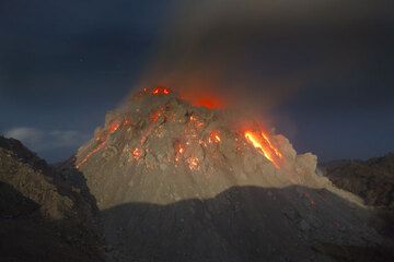 Le nouveau dôme de lave en pleine croissance du volcan Paluweh, mer de Flores, Indonésie (Photo: Tom Pfeiffer)