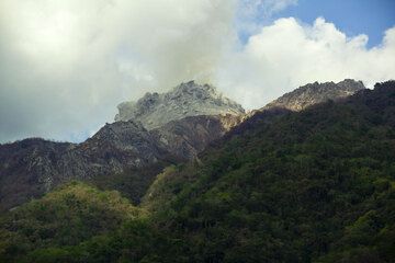 El nuevo domo de lava (centro de imagen) y la parte superior de la Rokatenda 1982 domo a la derecha (este). (Photo: Tom Pfeiffer)