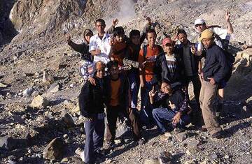 Gruppe am Vulkan Papandayan (Photo: Tom Pfeiffer)