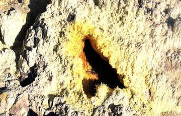 Fumarole at Papandayan volcano, West Java, Indonesia (Photo: Tom Pfeiffer)