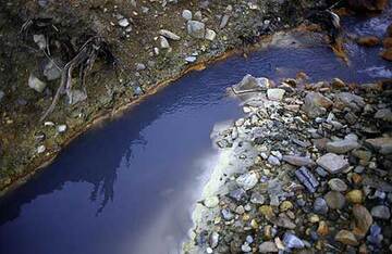 Eau hydrothermale dans le cratère du volcan Papandayan (Photo: Tom Pfeiffer)